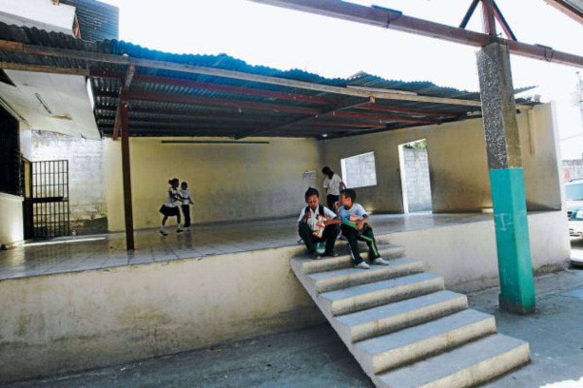 Calamidad se apodera de tres centros educativos