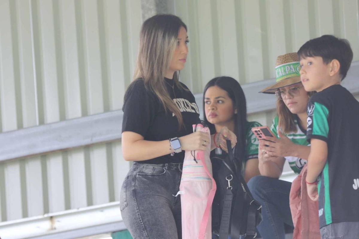 Llegada de Olimpia, curiosa charla de Espinel y las bellas chicas en el estadio Óscar Peralta