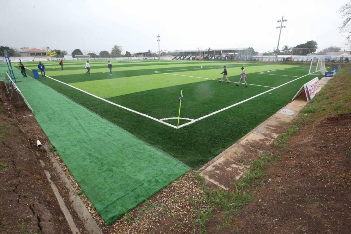 Llegada de Olimpia, curiosa charla de Espinel y las bellas chicas en el estadio Óscar Peralta