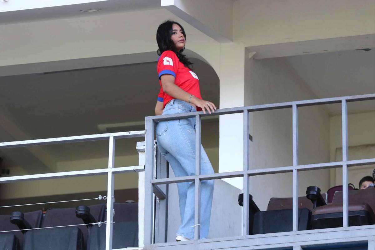 Las bellas chicas que se robaron  miradas en el clásico capitalino entre Motagua y Olimpia