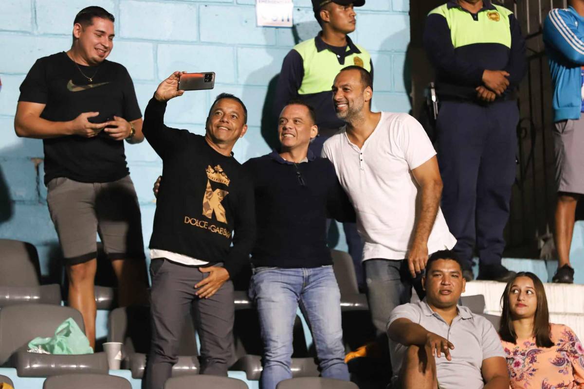 Danilo Turcios y Fávio de Souza se toman fotografías con los aficionados en el sector de silla del estadio Nacional Chelato Uclés