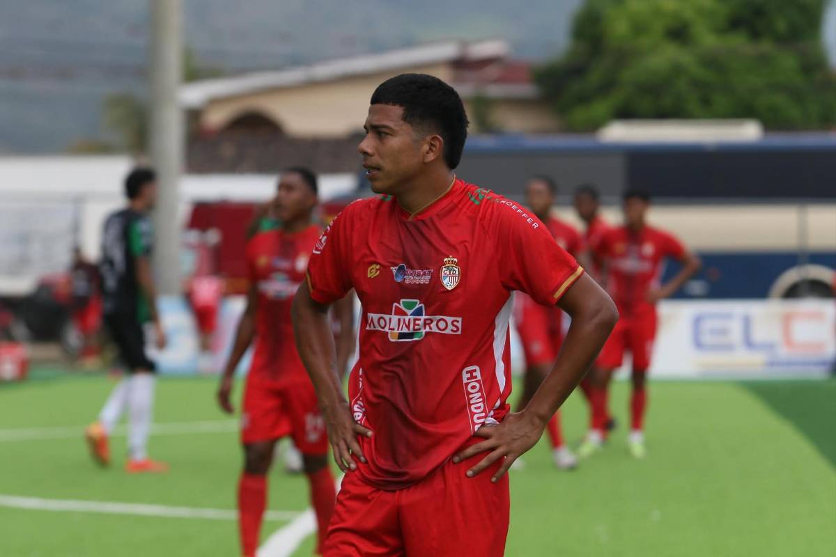Beso romántico y lágrimas de emoción: Juticalpa celebró la permanencia en Liga Nacional