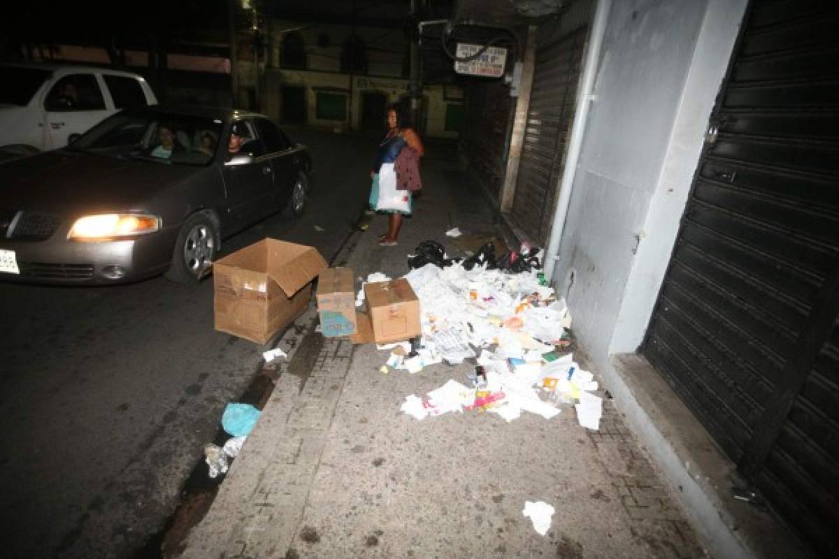 Centro histórico inundado de desperdicios