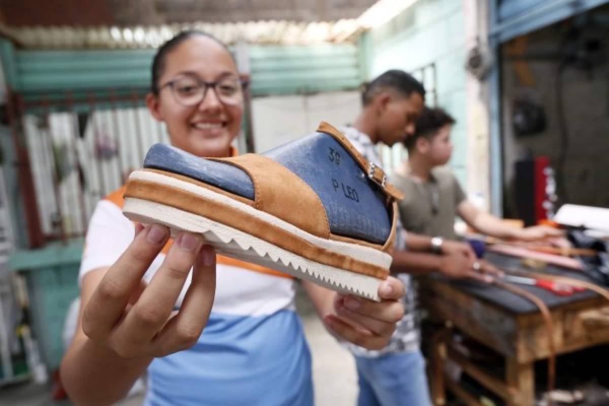 Estudiantes crean empresa de calzado y se vuelve todo un éxito
