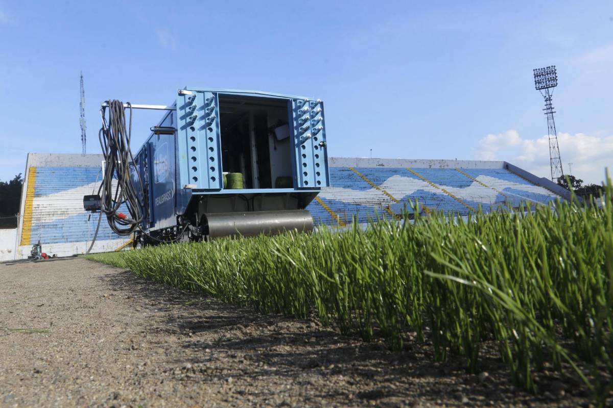 42 canchas han sido construidas y el estadio Morazán de San Pedro tendrá las mismas cualidades de la cancha del Chelato Uclés de Tegucigalpa con grama artificial cosida al suelo junto a la natural.