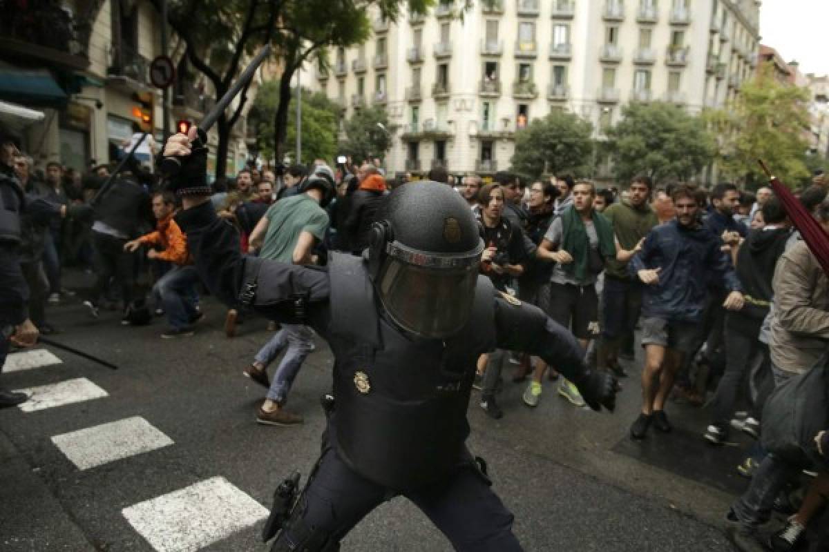 Cargas policiales en Cataluña en caótico referéndum de independencia  