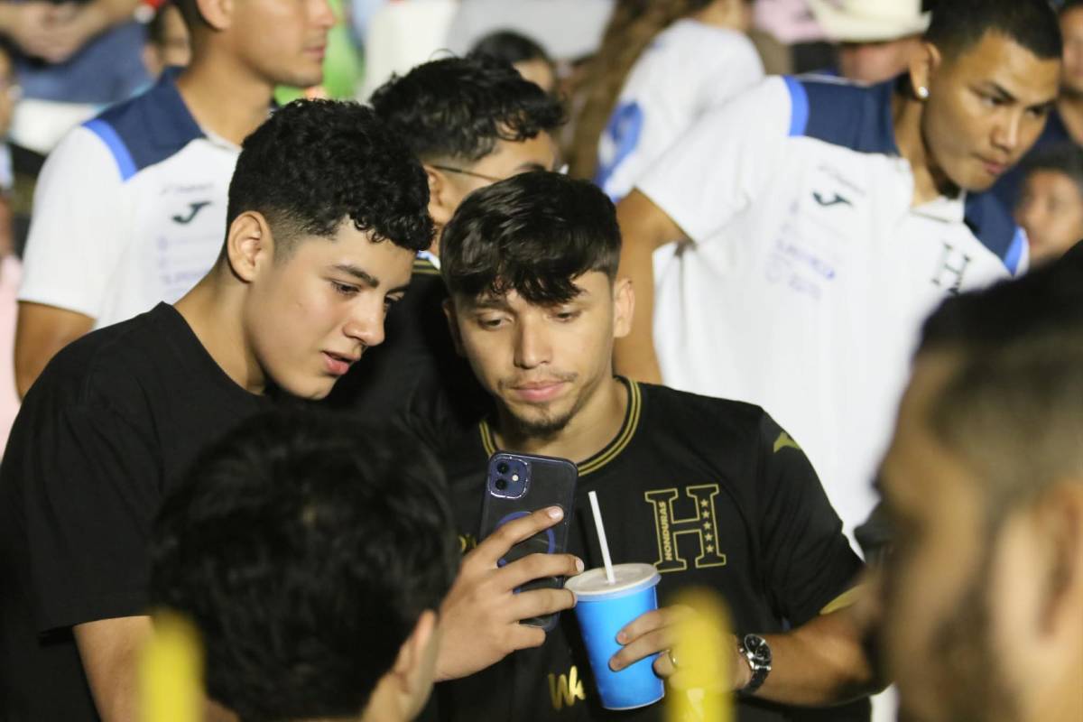 Beso de Milagro Flores a Supremo y furor de la afición: Tiktokers llegan al Honduras-Nicaragua