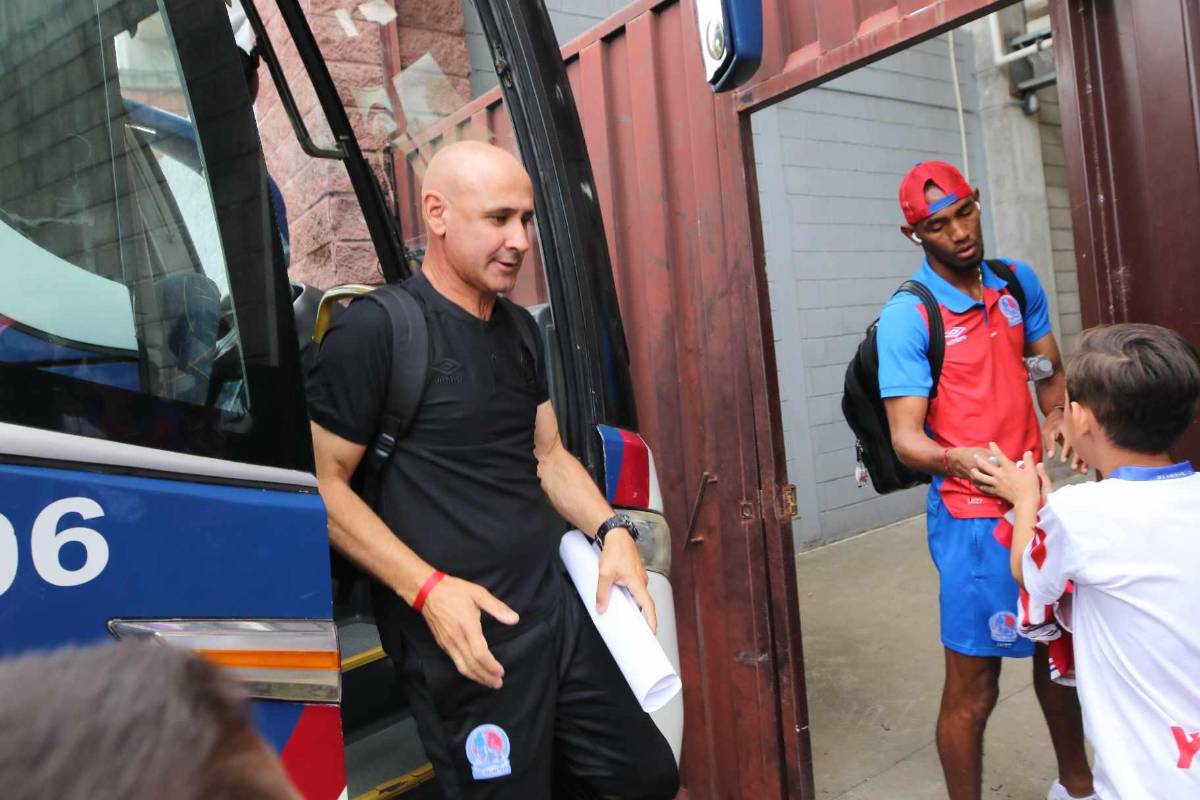 Furor en debut de Olimpia en Choluteca: Bellas chicas, nuevos fichajes y sorpresa con jugador