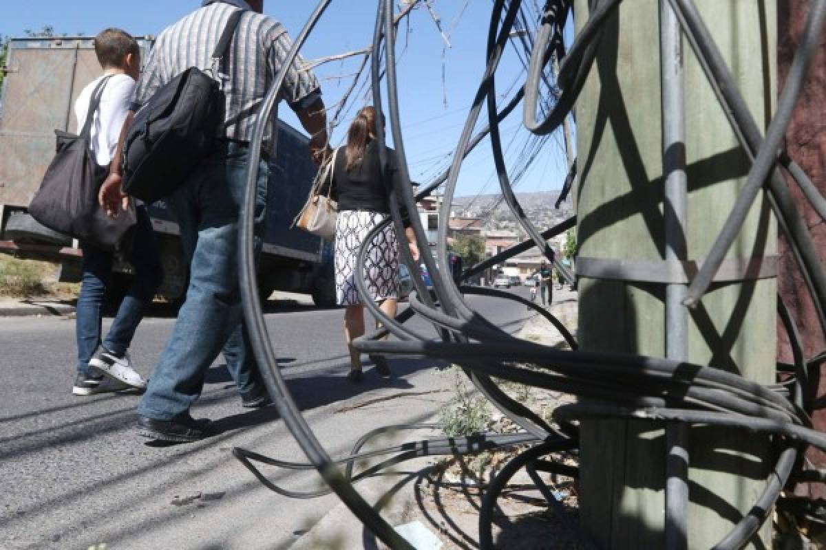 Marañas de cables ahora invaden las aceras de la ciudad
