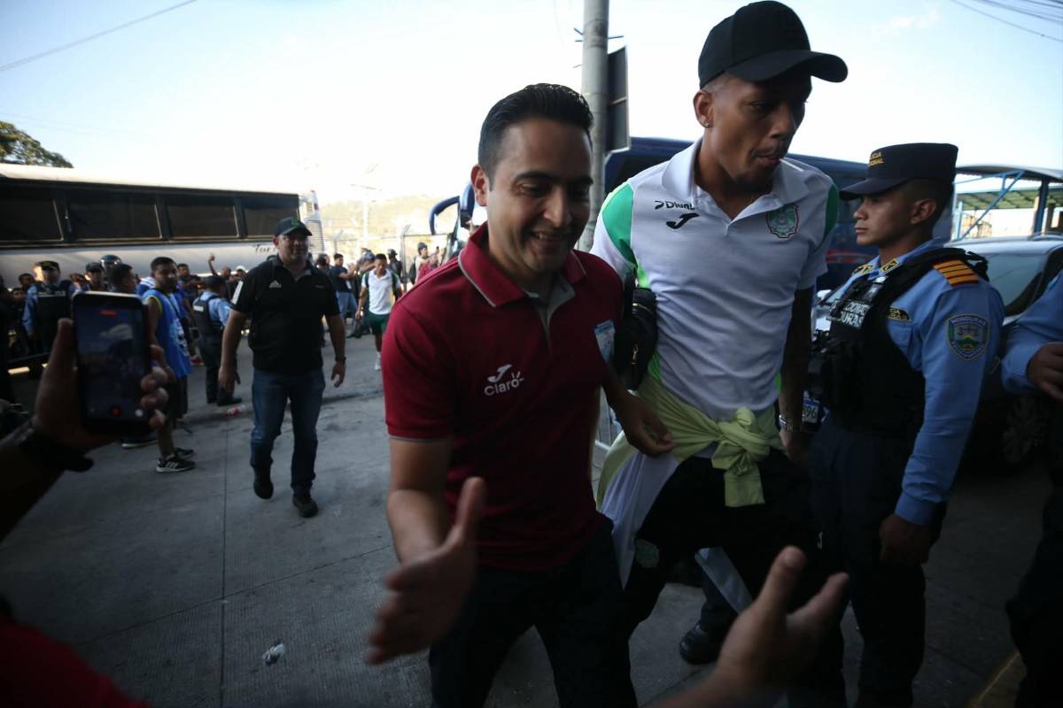 Polémico recibimiento a exjugador de Motagua, bellas chicas y show de la Revo ante Marathón