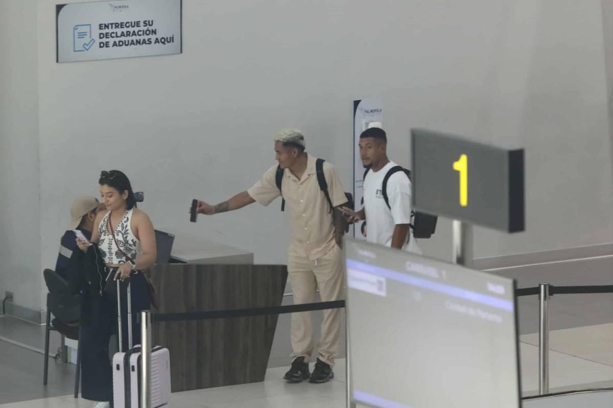 Quioto recibe propuesta y linda chica cautivó en llegada de legionarios a Honduras