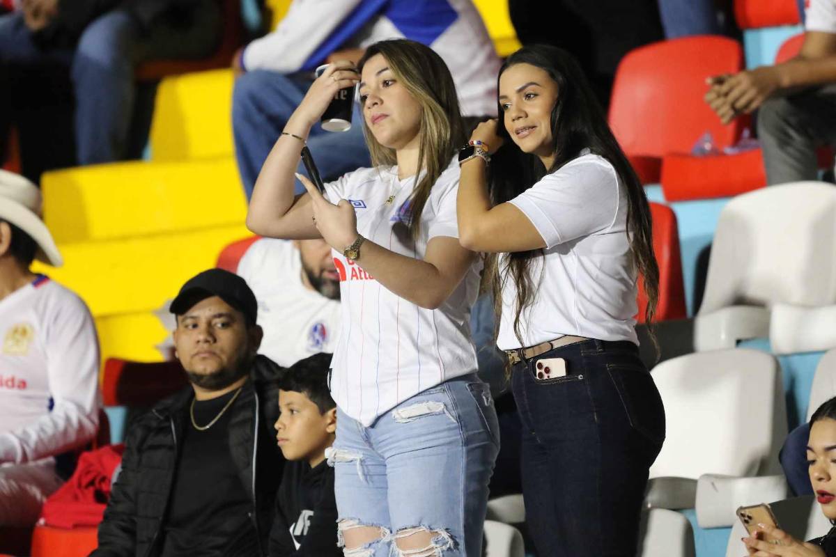 El Nacional se llena de lindas chicas en semifinal de Olimpia ante Olancho FC