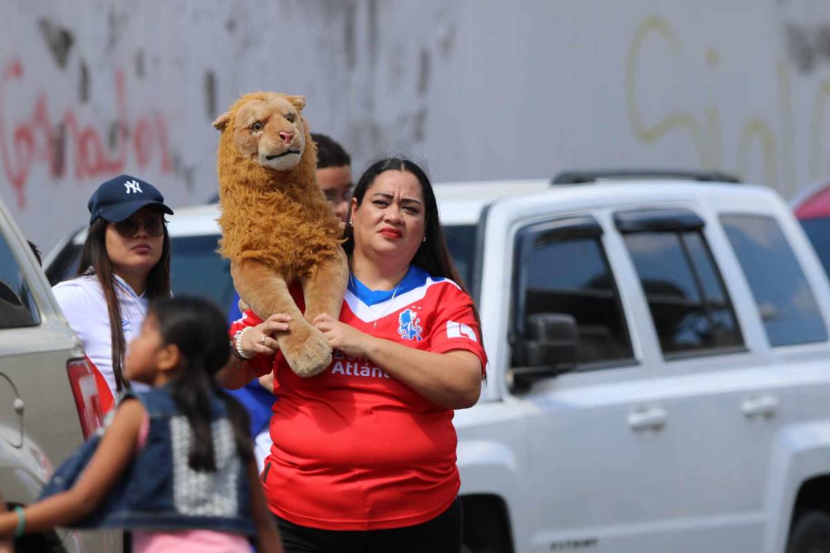Recibimiento hostil, jugadores llegan de civil y fiesta olimpista previo a final ante Real España