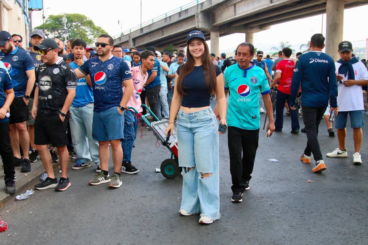 No se vio: Presentadores son captados con camisa de equipo y aficionada es llevada de emergencia