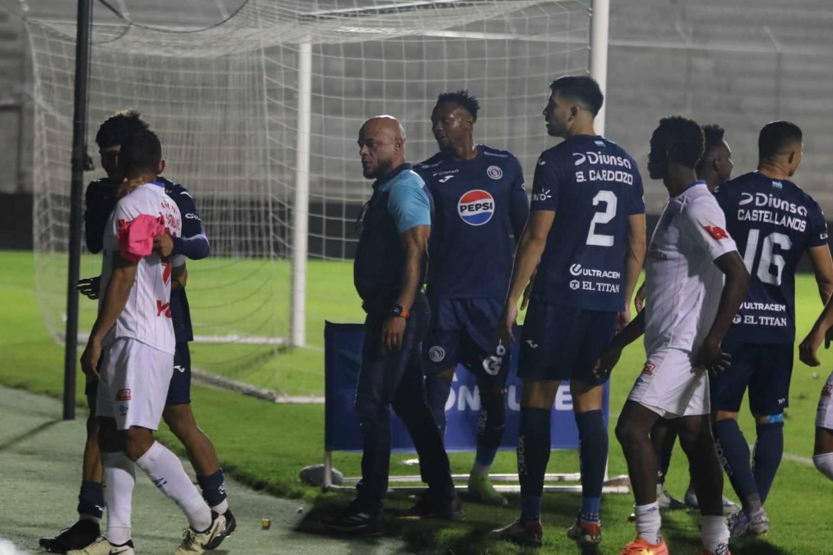Auzmendi salió en ambulancia, fuerte pelea entre jugadores y show del Droopy en triunfo de Motagua Auzmendi salió en ambulancia, fuerte pelea entre jugadores y show del Droopy en triunfo de Motagua
