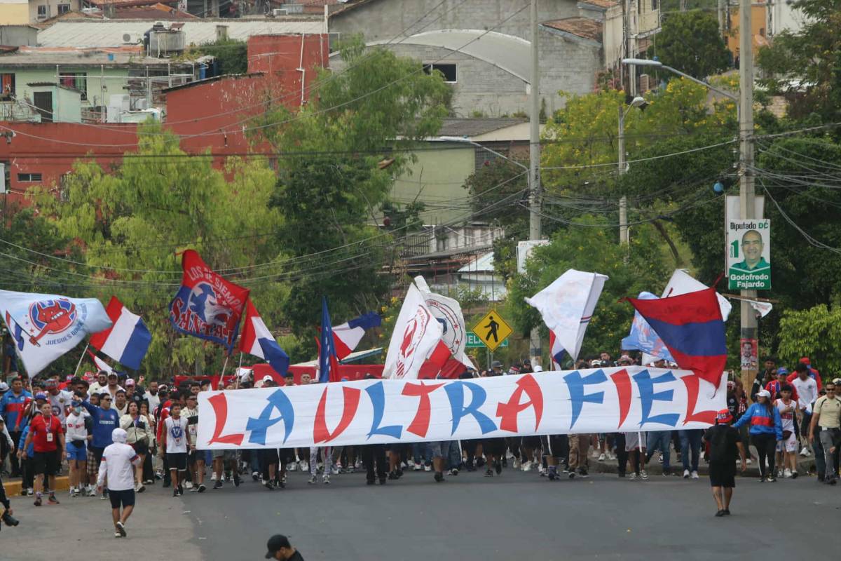 Polémica en Olimpia vs Marathón, jugadores fueron encarados por barras y lindas chicas