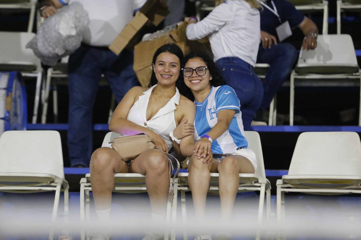 Bellas hondureñas en Curazao, políticos sorprenden en partido eliminatoria ante Haití