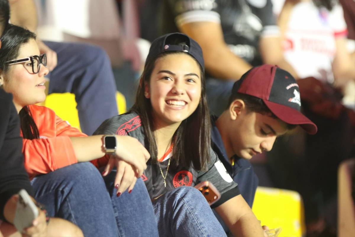 Periodista y pelirroja cautivaron: Las lindas chicas que llegaron al clásico Olimpia vs Motagua