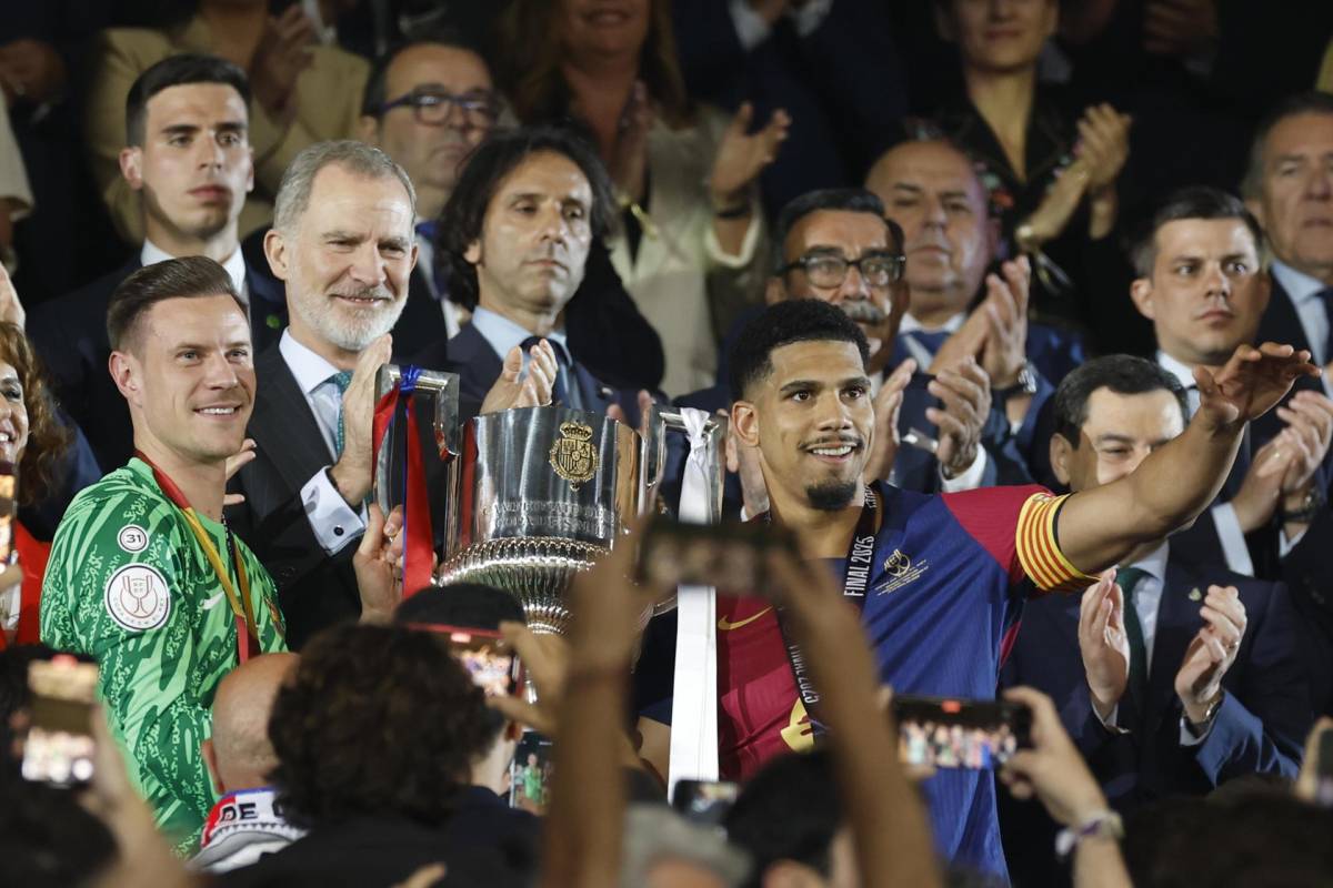 El campeón celebra como quiere: Show de Lamine, aficionados eufóricos y Barcelona levantó la copa El campeón celebra como quiere: Show de Lamine, aficionados eufóricos y Barcelona levantó la copa