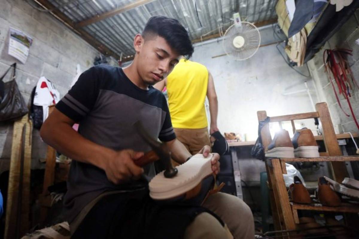 Estudiantes crean empresa de calzado y se vuelve todo un éxito