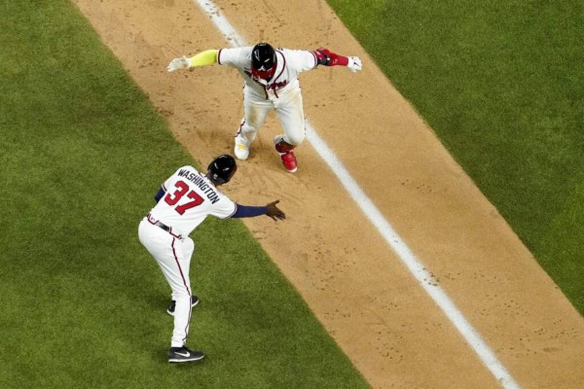 Bravos vapulean a Dodgers y están a 1 juego de Serie Mundial