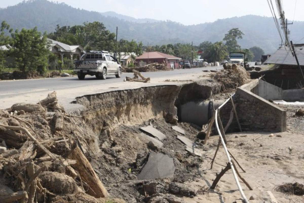 Las carreteras del país están destruidas y miles de familias se encuentran incomunicadas, a la espera de una solución del Estado.