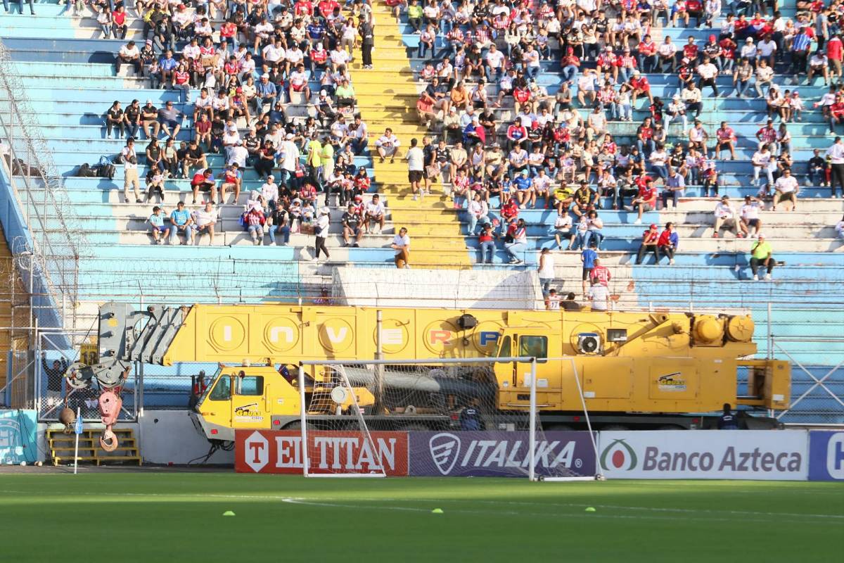 Lindas chicas, Chucky merengue y gran gesto de jugadores: Ambiente en el Olimpia vs Real España