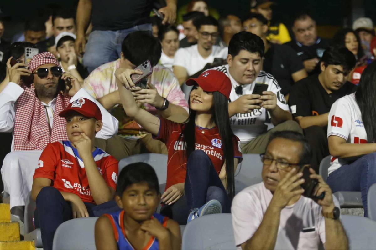 Bellas chicas del Olimpia llenan el Morazán para clásico ante el Real España