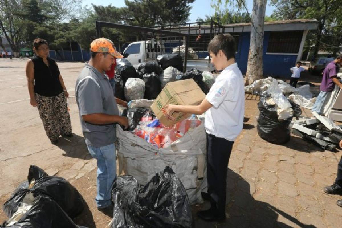 Con venta de latas y botellas Escuela John F. Kennedy transforma su entorno