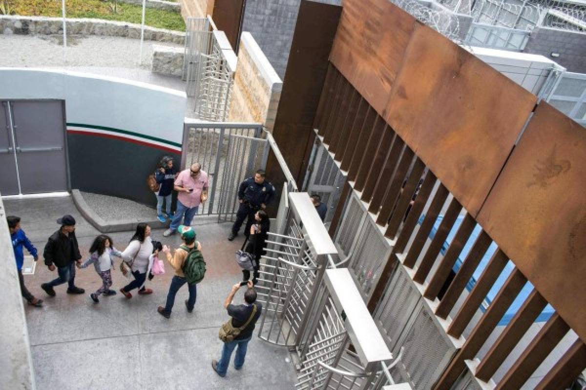 Migrantes centroamericanos piden asilo a EEUU en frontera con México