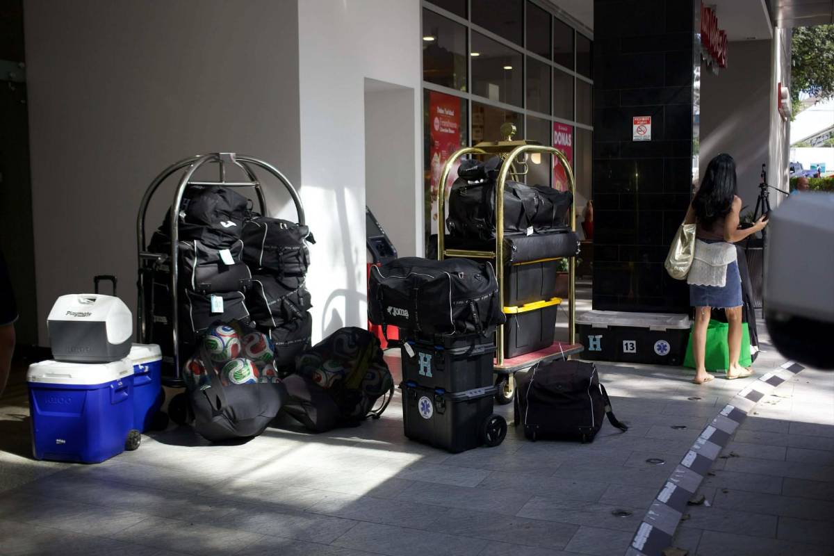 Linda chica y el pollo son la sensación: Ambiente previo al Costa Rica vs Honduras