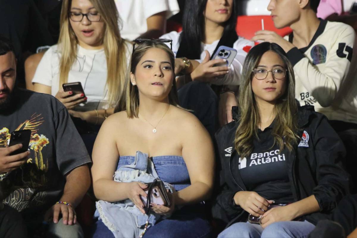 Periodista y pelirroja cautivaron: Las lindas chicas que llegaron al clásico Olimpia vs Motagua