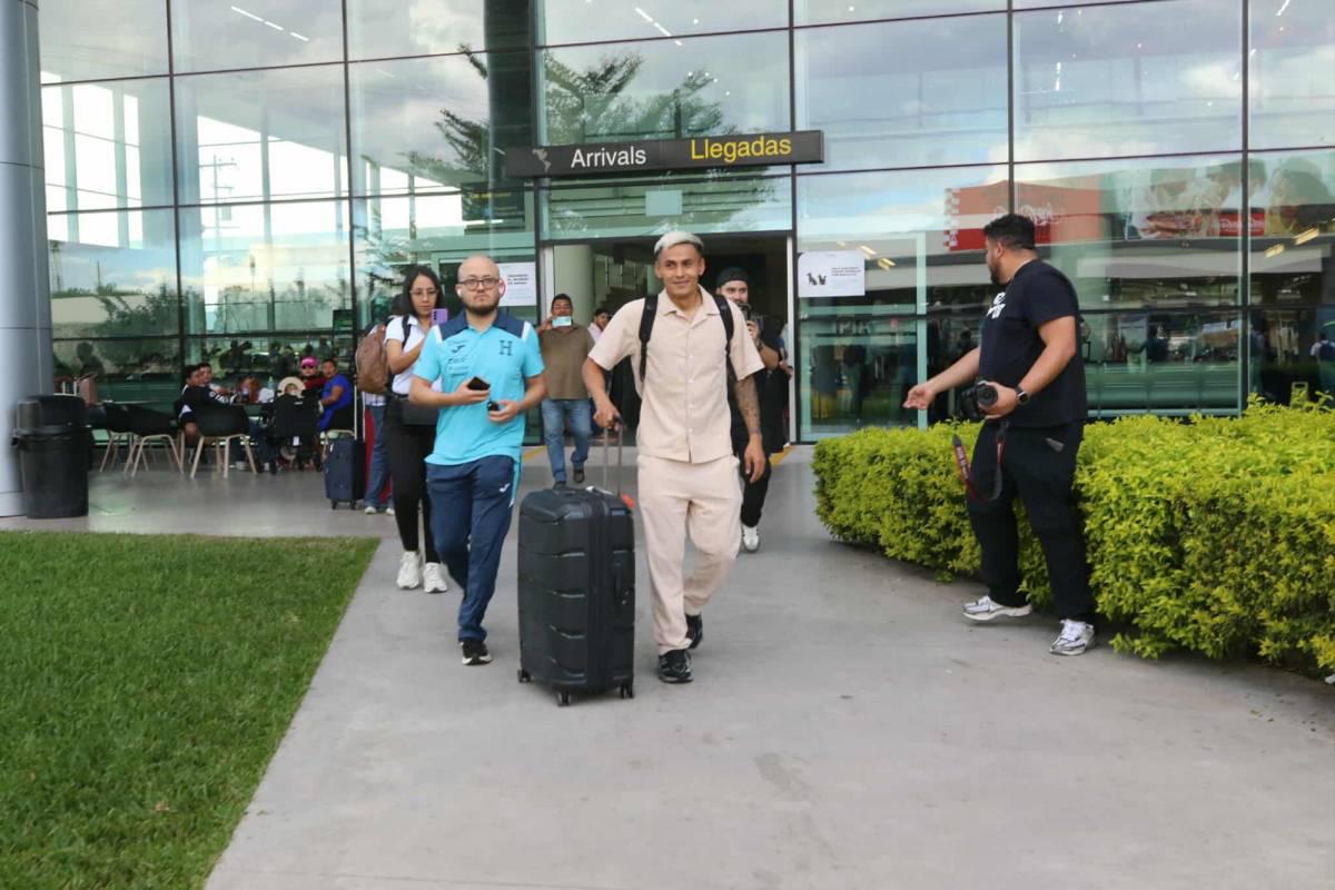 Quioto recibe propuesta y linda chica cautivó en llegada de legionarios a Honduras