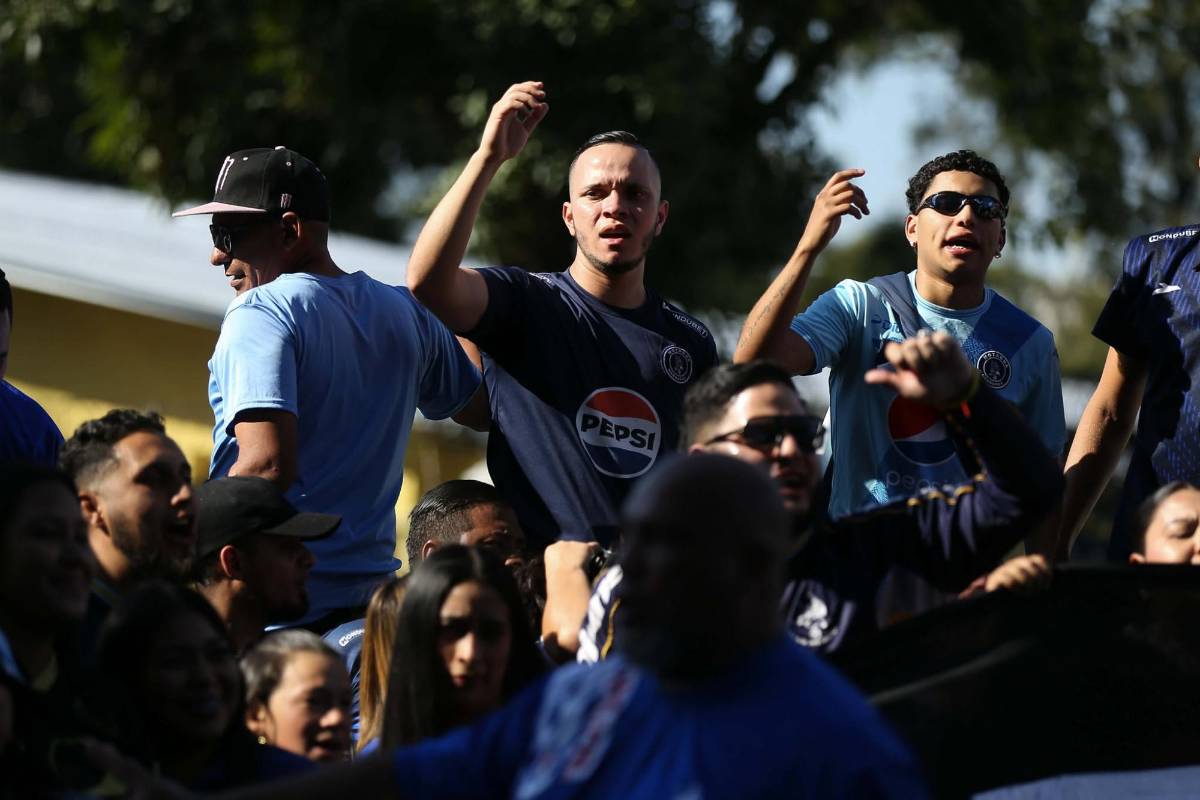 Polémico recibimiento a exjugador de Motagua, bellas chicas y show de la Revo ante Marathón
