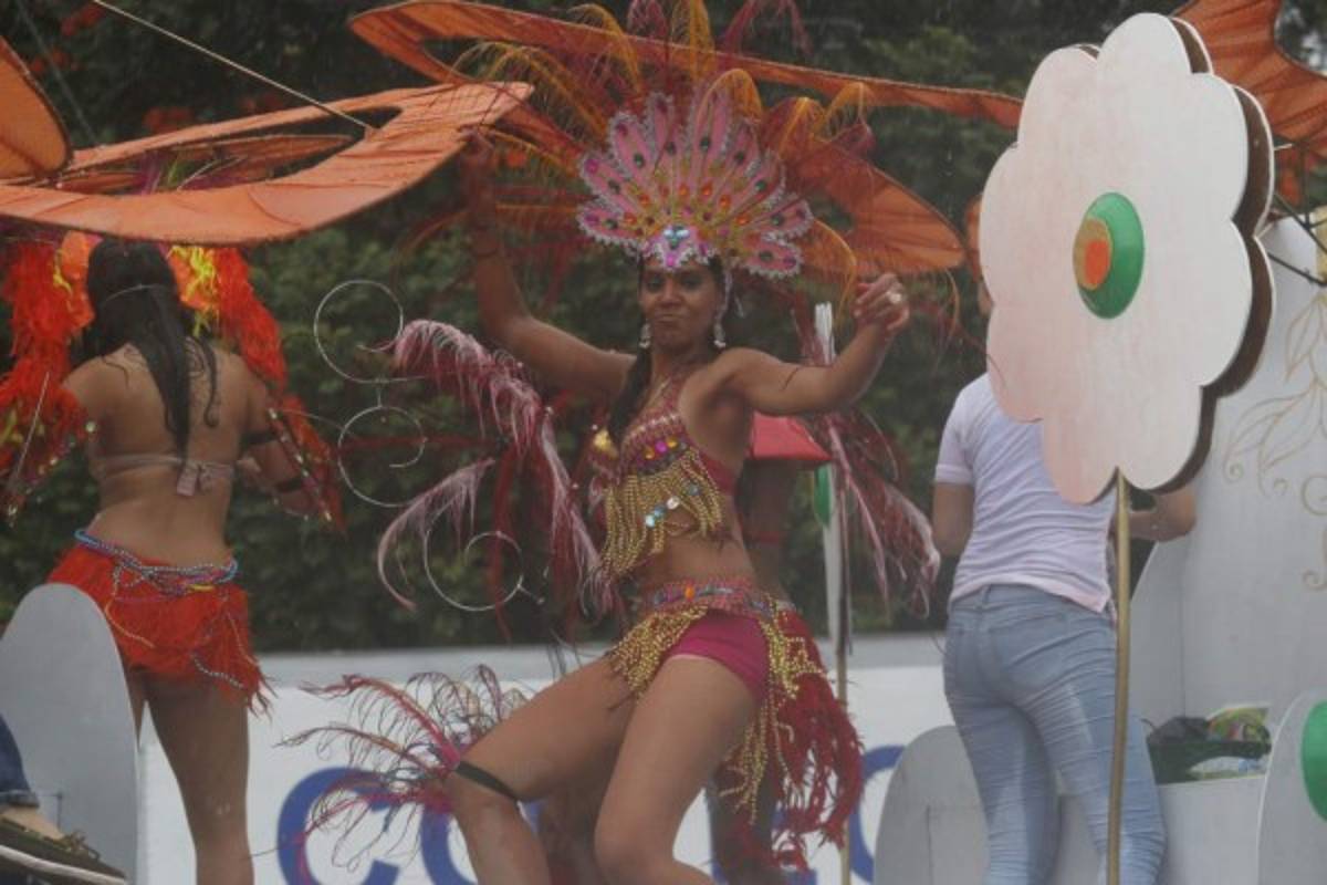 La capital retumbó con 12 horas continuas de carnaval