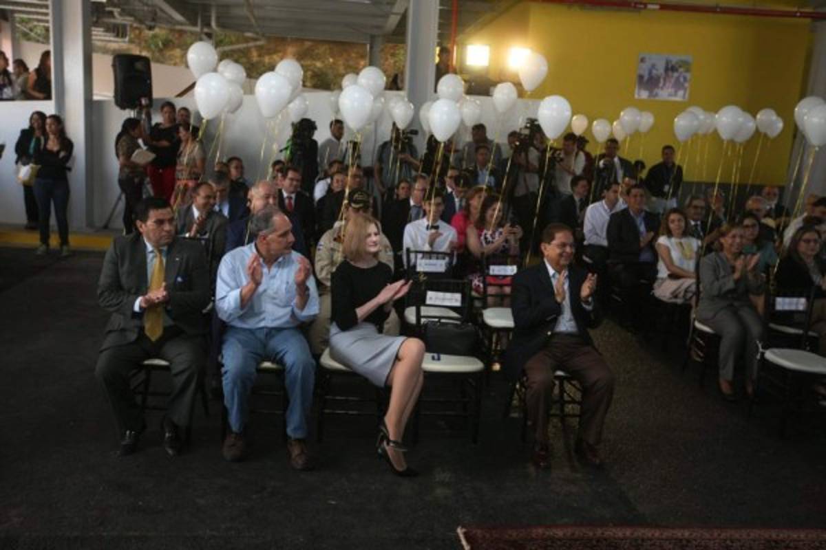 Inauguran tercera etapa de moderno hospital