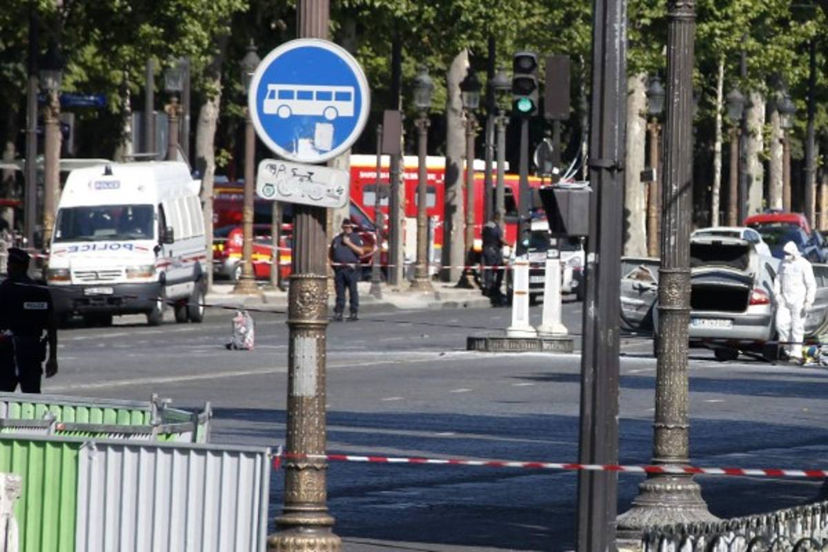 Campos Elíseos sufren intento de atentado cuando vehículo embiste furgón policial en París