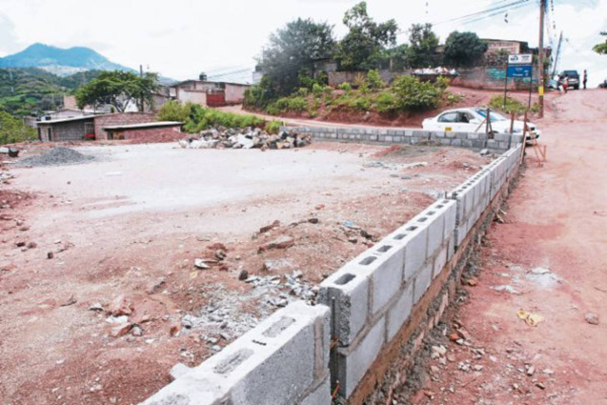 Construyen cancha en la Nueva Era