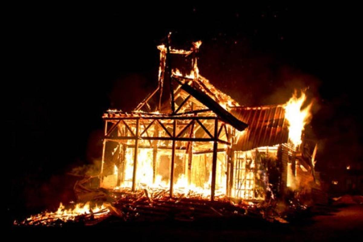 Momento en el que la iglesia era consumida por las llamas.