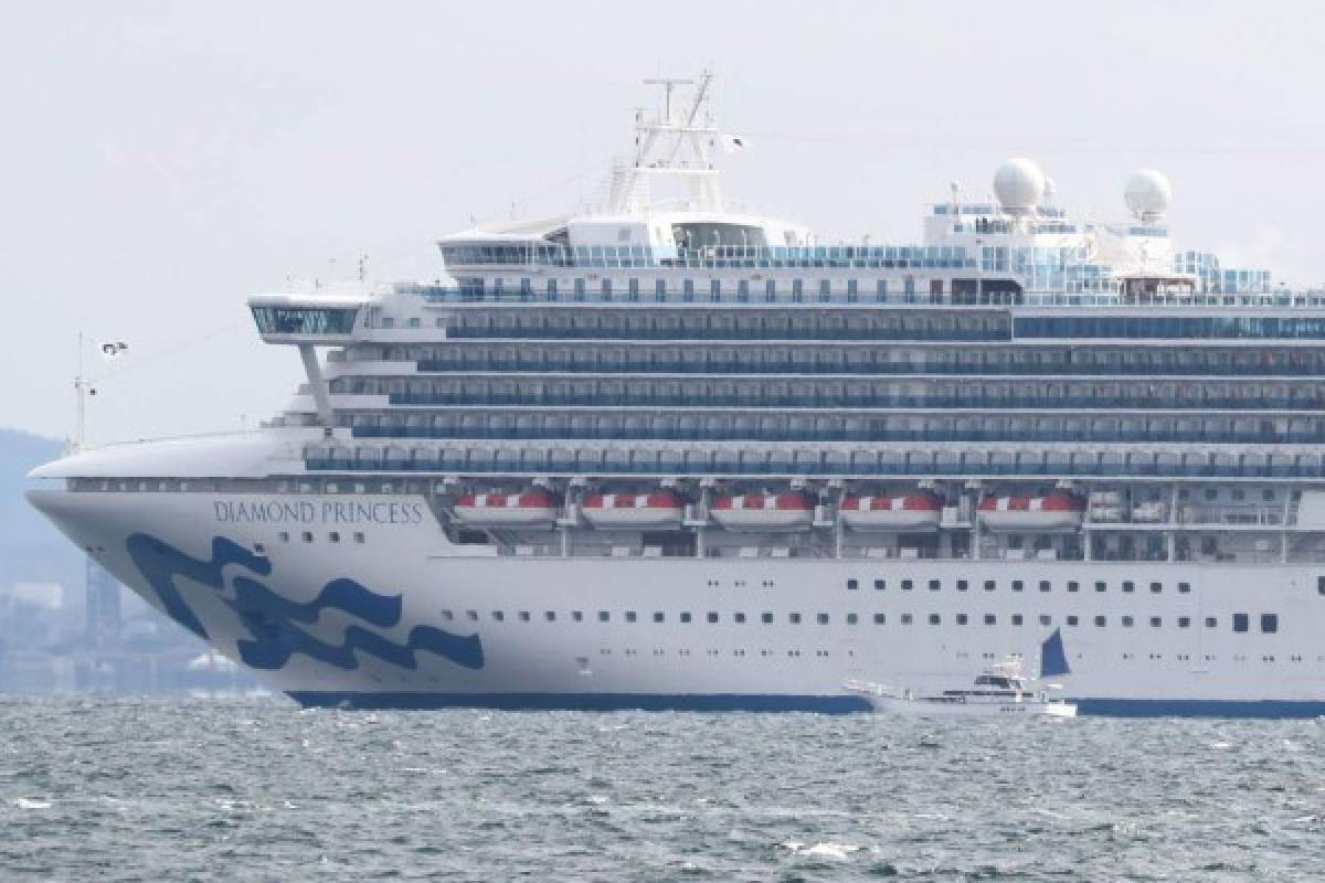 Japón impone cuarentena a unas 3,700 personas a bordo de un crucero