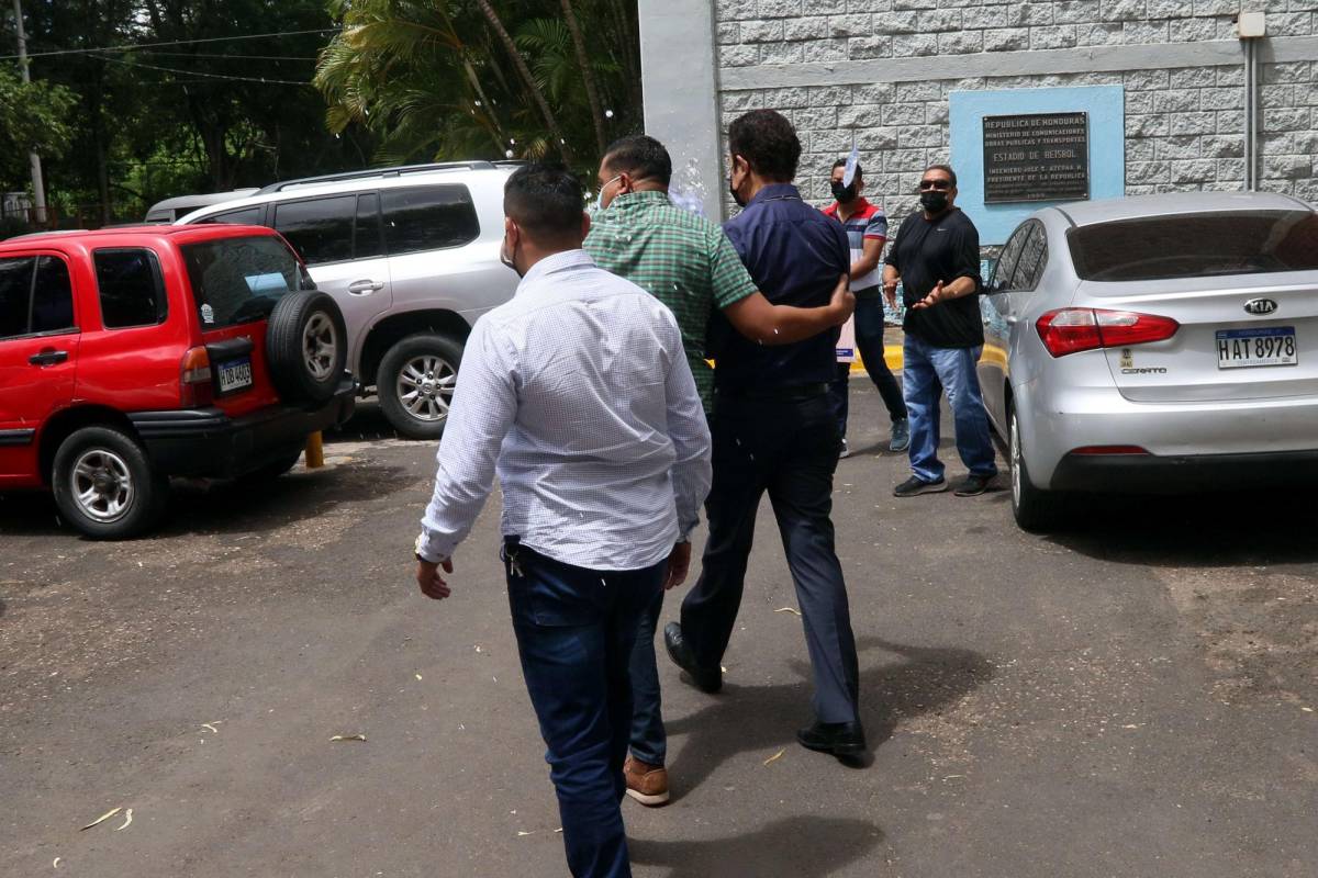 Salvador Nasralla fue sacado por miembros de Libre de la Villa Olímpica durante una conferencia de prensa.