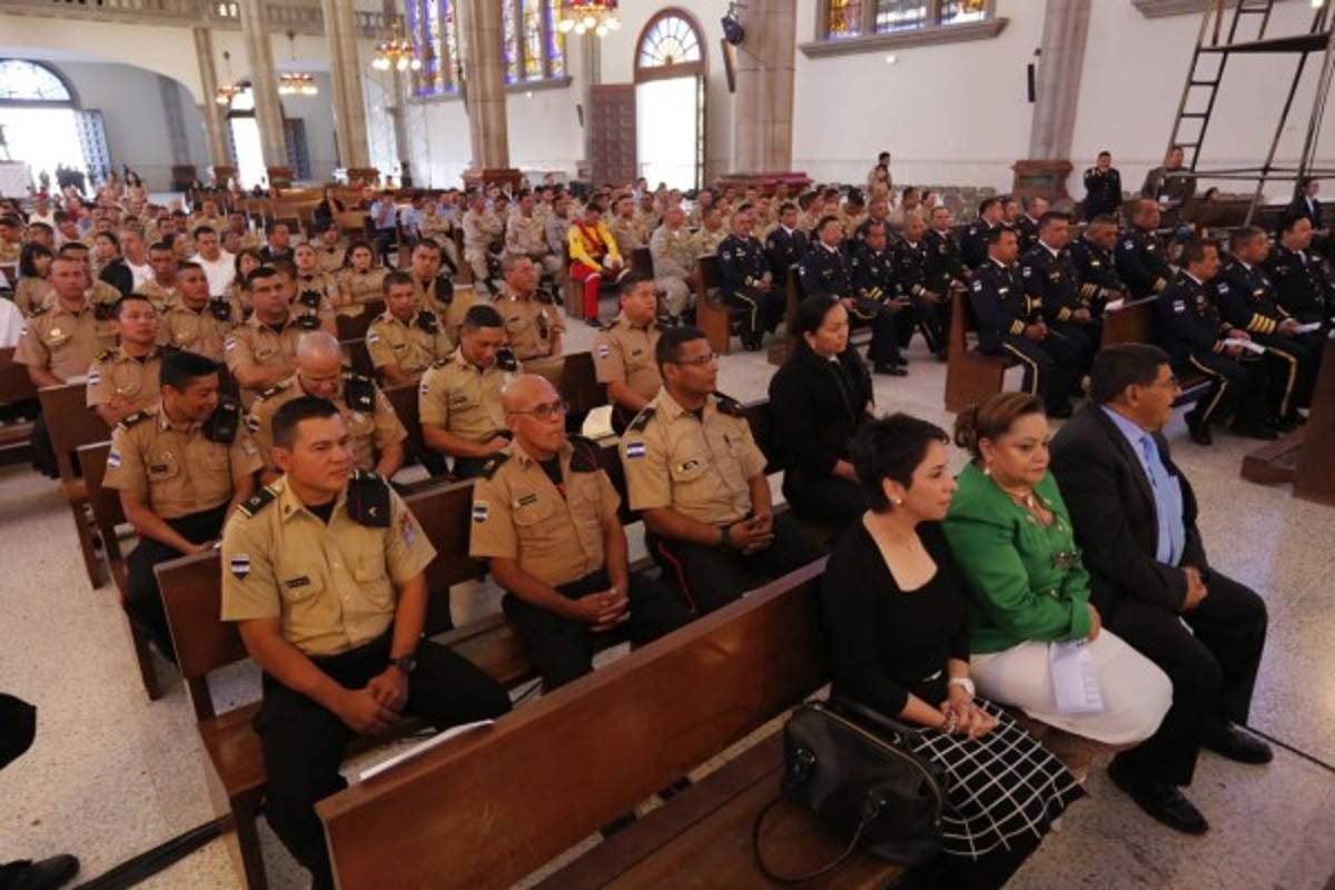 Bomberos confían su vida al amparo maternal de Suyapa