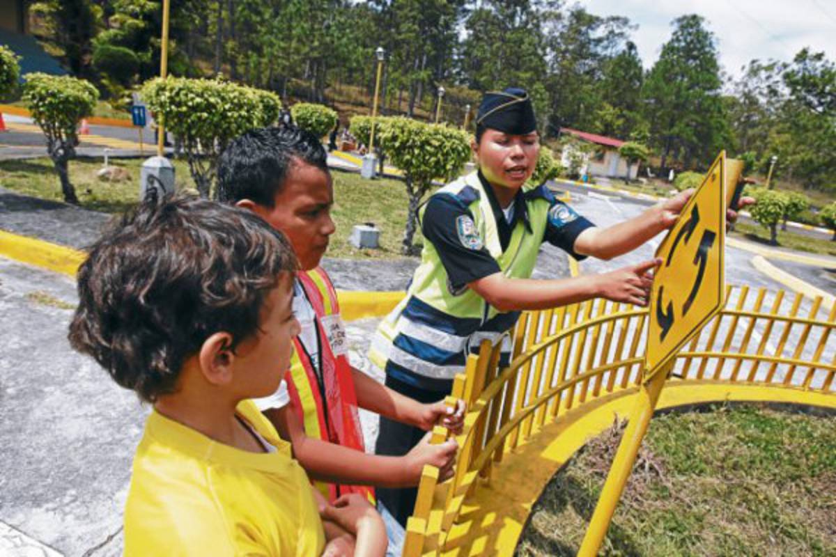 Escolares practican la educación vial