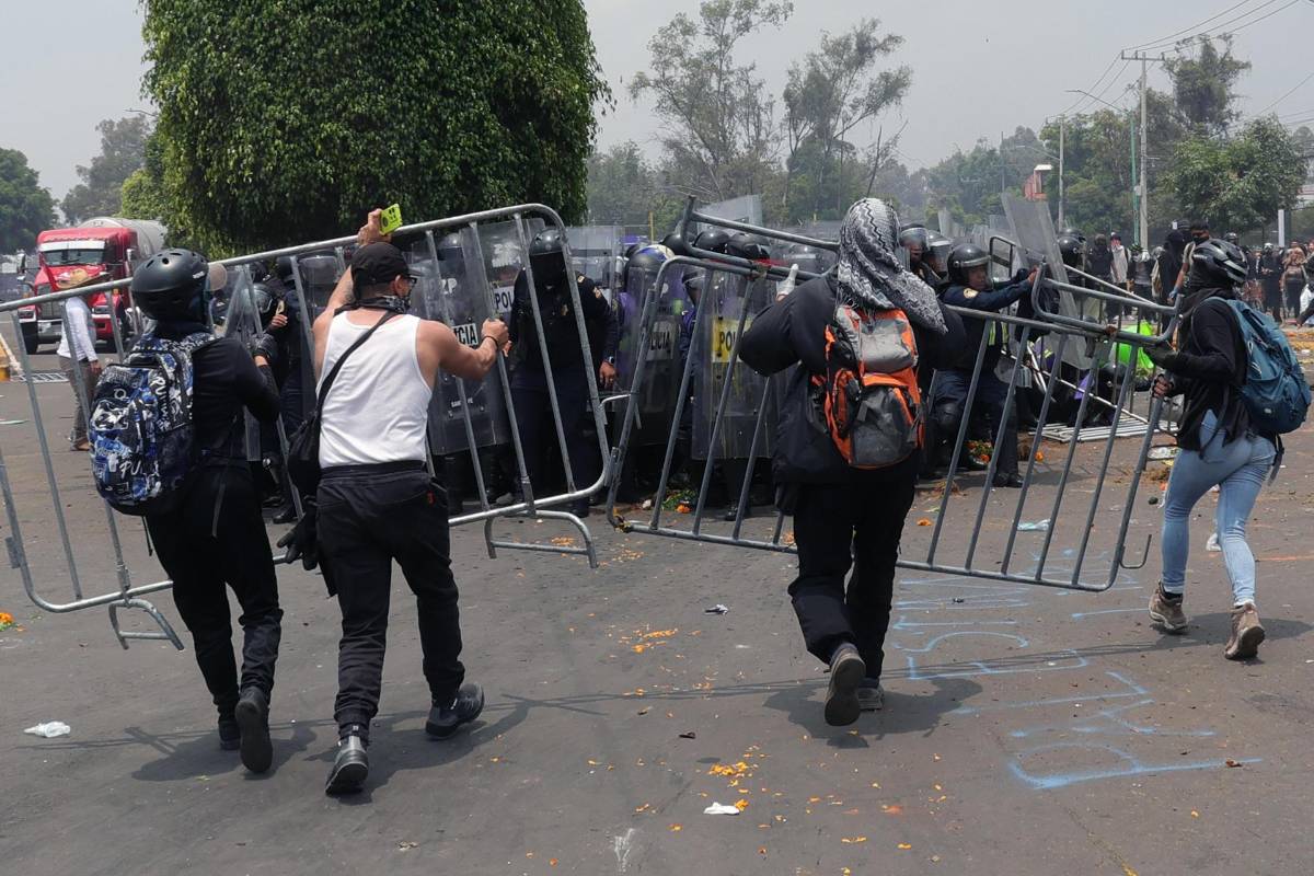 La jornada inaugural del Mundial en México deja 19 detenidos y 11 policías heridos