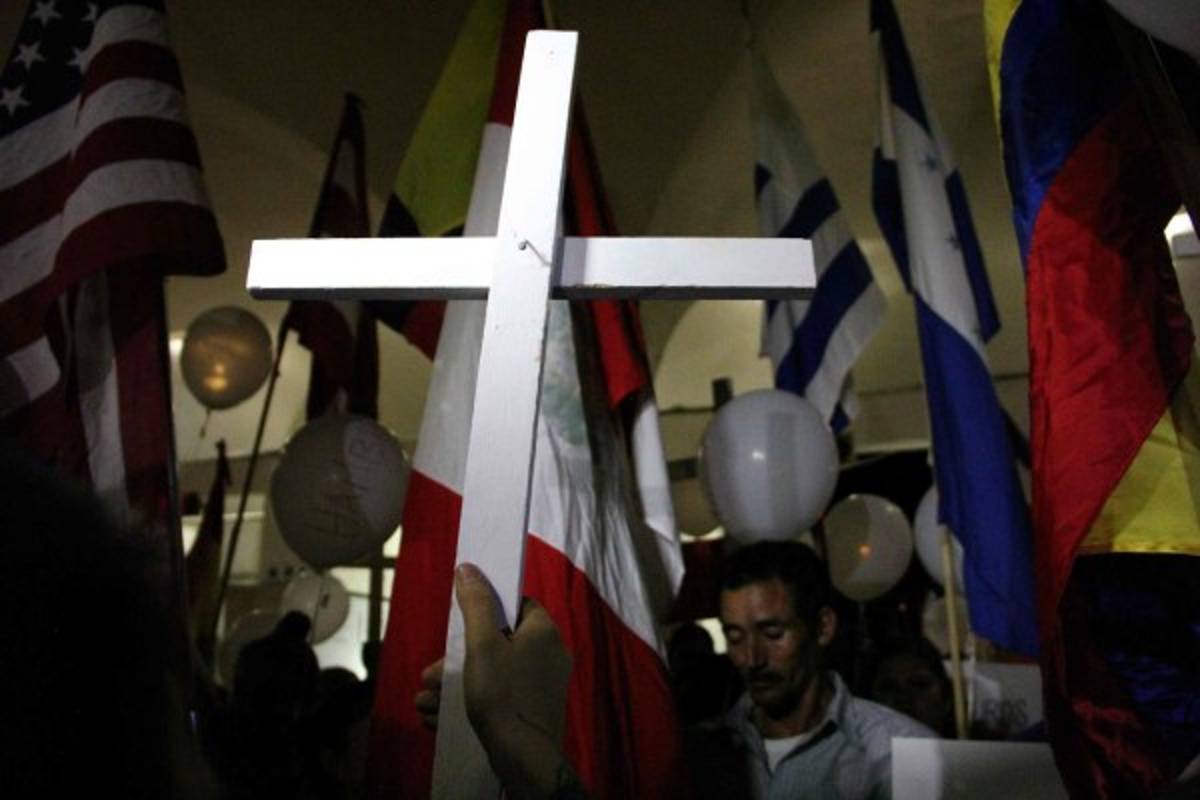 Realizan vigilia por migrantes muertos en la frontera de México con EEUU  