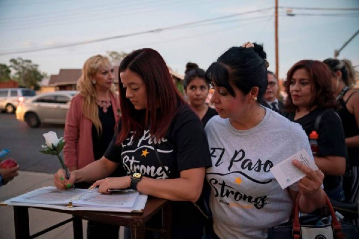 Cientos asisten a funeral de víctima de El Paso para acompañar a viudo solitario