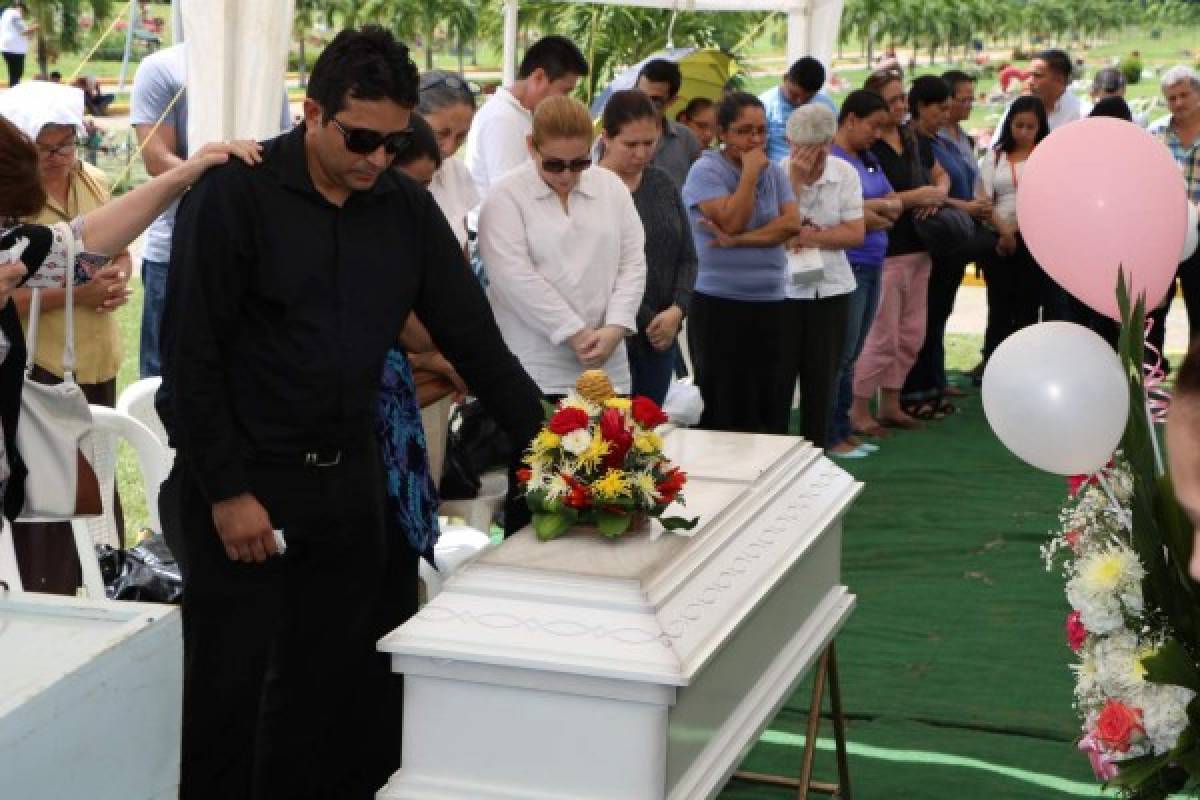 Doloroso entierro de niña que murió ahogada en El Progreso