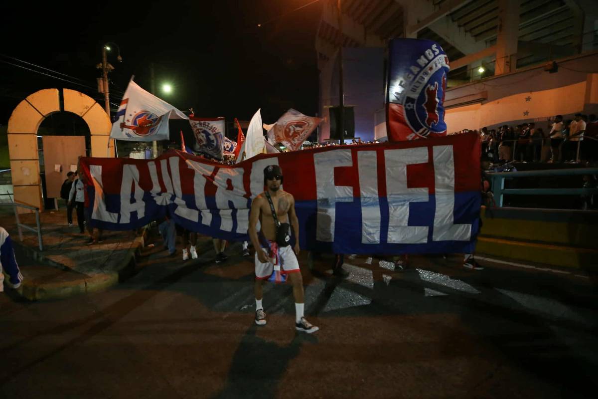 Olimpia vs Alajuelense: Eufórica llegada de la Ultra Fiel al estadio Nacional