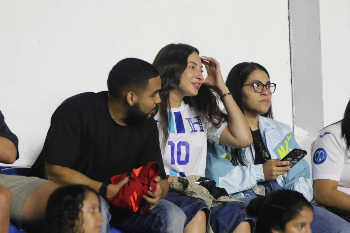 Linda esposa de futbolista captada, héroe de Honduras y charla secreta ante Jamaica en Concacaf