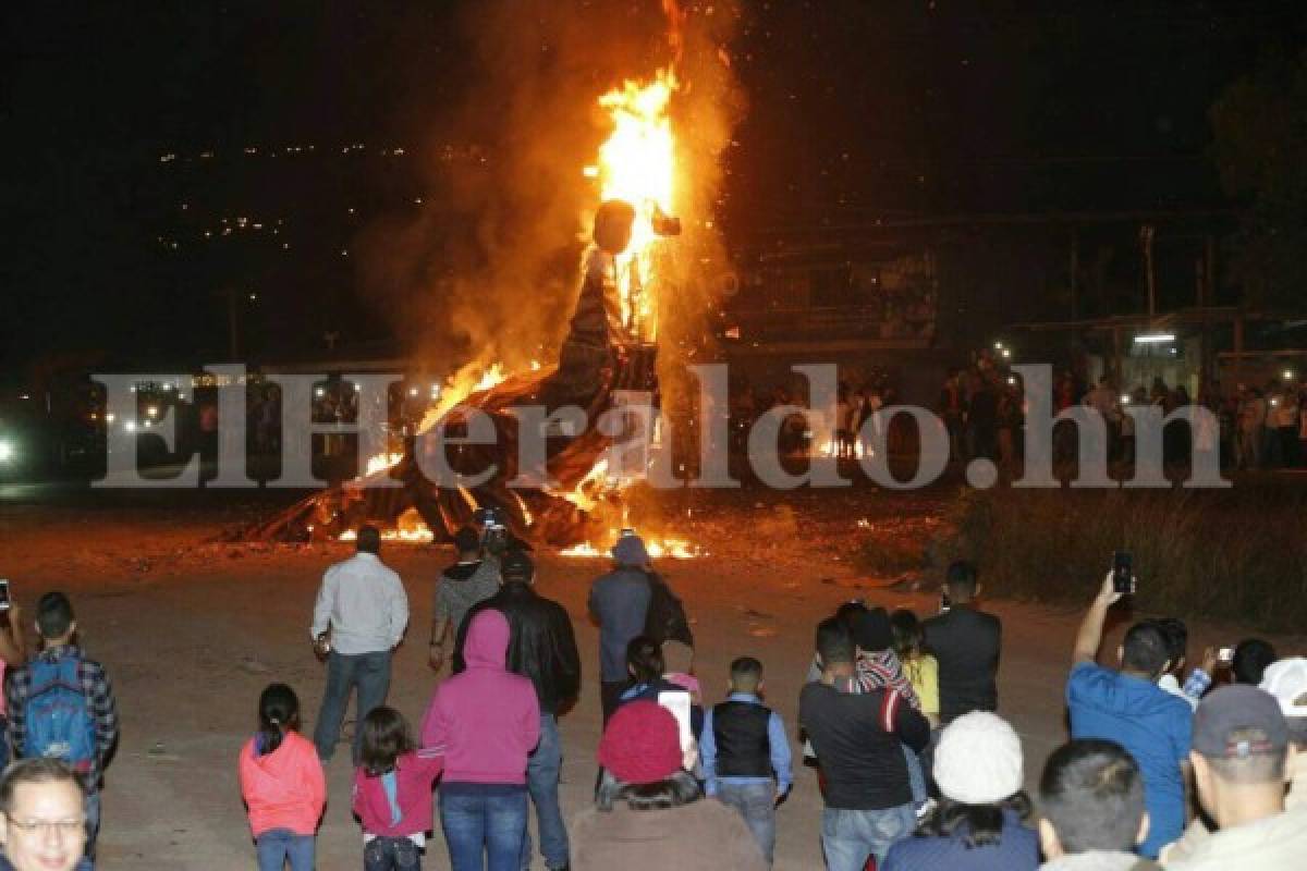 Capitalinos hicieron arder el 2016 con quema de tradicionales monigotes